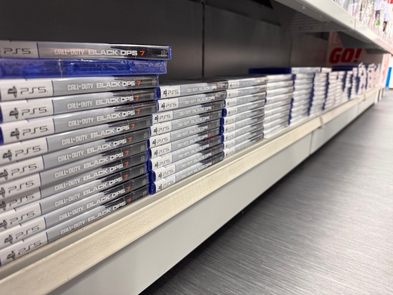 Call of Duty: Black Ops 7 всего неделю провела на первом месте британского чарта, Clair Obscur: Expedition 33 вернулась в десятку